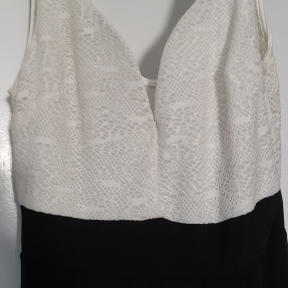 Asymmetrical Black/white Plunge Lace Dress - Picture 4 of 12